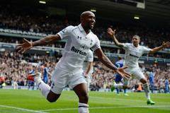 Fotbalista Tottenhamu Jermain Defoe slaví svůj gól v utkání anglické Premier League 2012/13 proti Chelsea.