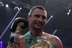 Vitalij Kličko slaví výhru nad Manuelem Charrem