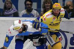 Hokej, Plzeň - Zlín: Petr Čajánek (ZLN, vpravo)