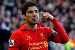 Luís Suárez slaví gól v síti Chelsea