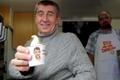 Andrej Babiš rozdává zmrzlinu