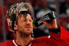 Hokejový brankář Mike Smith dává gól