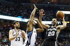 Ginobili ze San Antonia střílí přes hráče Memphisu Arthura v semifinále NBA