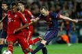 Fotbal, Liga mistrů, Barcelona - Bayern Mnichov: Andres Iniesta (vpravo) - Jerome Boateng