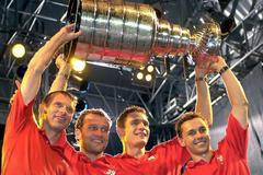 Zleva se Stanley Cupem: Hašek, Šlégr, Fischer a Kohn