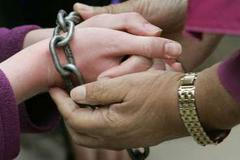 Omluva za obchod s otroky