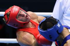 Český boxer Zdeněk Chládek bojuje v kategorii do 64 kg s Mongolem Munch-Erdene Urančimegem na OH 2012 v Londýně.