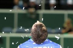 Čeští tenisté se radují z vítězství ve finále Davis Cupu 2012 proti Španělsku.