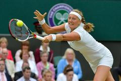 Česká tenistka Petra Kvitová odráží míček na Američanku Serenu Williamsouvou ve čtvrtfinále Wimbledonu 2012.