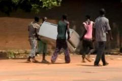 Video: Středoafrická republika se zmítá v puči. V Bangui se rabuje.