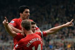 Gerrard, Suárez a Henderson slaví gól Liverpoolu