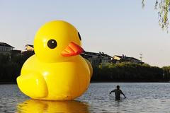 Fotogalerie: Tak vypadá gigantická kachna z plastu, která vás ohromí