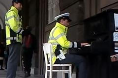 Pražský policista hrající na piano