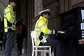 Pražský policista hrající na piano