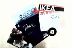 Věrnostní karty v obchodech - koláž