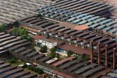 Také tady má pravý úhel svou váhu. Tovární haly Nové huti v