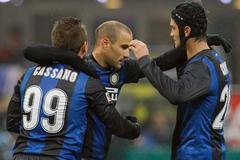 Rodrigo Palacio slaví se spoluhráči z Interu gól do sítě Pescary