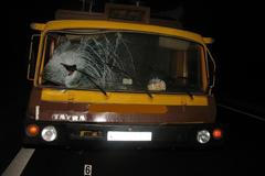 Mladík zemřel pod koly náklaďáku