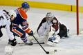 Aleš Hemský z Edmontonu střílí gól v zámořské NHL do sítě Colorada