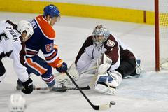 Aleš Hemský z Edmontonu střílí gól v zámořské NHL do sítě Colorada