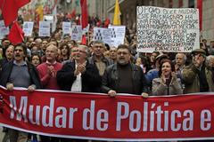 Portugalci jsou v ulicích, protestují proti škrtům