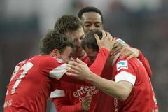 Fotbalisté Mohuče oslavují se Zdeňkem Pospěchem jeho gól