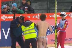 VIDEO Naháč na Světovém poháru v letech v Planici