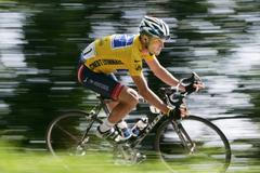 Americký cyklista Lance Armstrong v cyklistickém závodu.