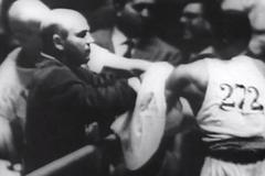 Kouč Julius Menendez na olympiádě v Římě (vlevo)