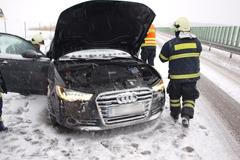 Nehoda - D11 - auto - hasiči - sníh
