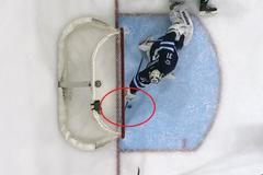 Parádní zákrok českého brankáře Ondřeje Pavelce v zápase Winnipegu proti Carolině