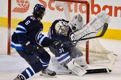 NHL: Ron Hainsey a Ondřej Pavelec (Winnipeg)