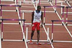 Kubánský překážkář Dayron Robles spadl během finále na 110 metrů překážek na OH 2012 v Londýně.