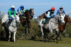 Dostihy, Velká národní: Auroras Encore (ž. Ryan Mania) - druhý zleva na překážce Chair