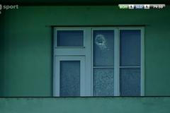 Rozbité okno činžáku v Ďolíčku