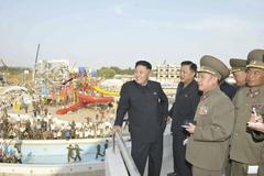 Kim Čong-un obhlíží staveniště plaveckého komplexu Mundu