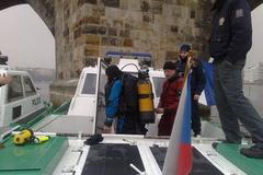 Potápěči u Karlova mostu