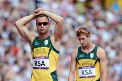 Jihoafrický běžec Oscar Pistorius je zklamaný poté co jeho tým nedoběhl ve štafetě 4x400 m do cíle na OH 2012 v Londýně.