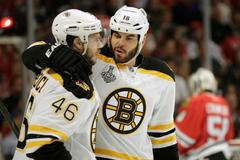 První gól Bostonu na ledě Chicaga v prvním finále Stanley Cupu