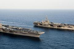 Americká letadlová loď Abraham Lincoln (vlevo) a John C. Stennis (vpravo)