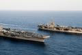 Americká letadlová loď Abraham Lincoln (vlevo) a John C. Stennis (vpravo)