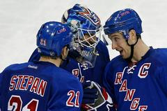 Callahan, Stepan a Lundqvist slaví vítězství Rangers