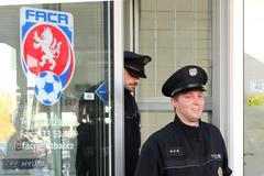 Policie v sídle FAČR