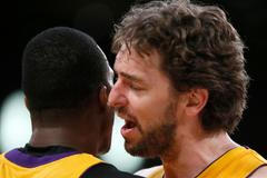 Pau Gasol a Dwight Howard se radují z vítězství Lakers