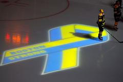 VIDEO Emotivní hymna v Bostonu po tragédii při maratonu