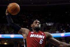 LeBron James z Miami v utkání NBA proti Philadelphii