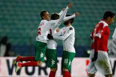 Bulharský fotbalista Alexander Tonev slaví se spoluhráči branku do sítě Malty