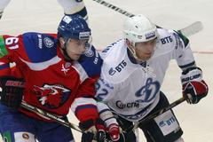 Hokejista Dynama Moskva Alexandr Ovečkin se přetlačuje s Erikem Christensenem v utkání KHL 2012/13 proti Lvu Praha.