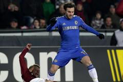 Fotbal, Evropská liga Sparta - Chelsea: Ladislav Krejčí - Juan Mata (vpravo)