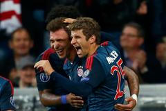 Fotbal, LM, Bayern - CSKA Moskva: Mario Mandžukič (vlevo) a Thomas Müller slaví gól